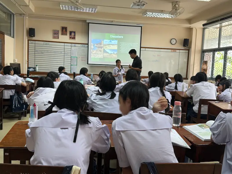 ครูต่างชาติทำกิจกรรมกับนักเรียนในชั้นเรียน