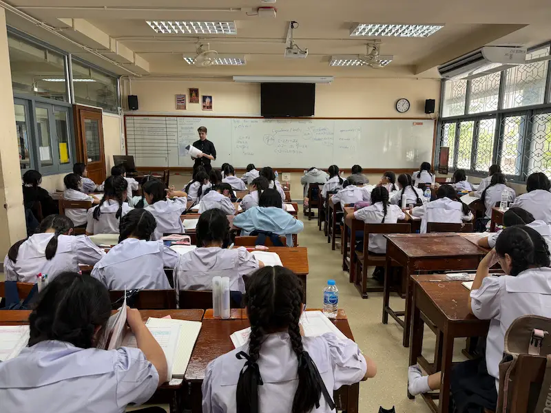 นักเรียนทำกิจกรรมภาษาอังกฤษกับครู Native Speaker