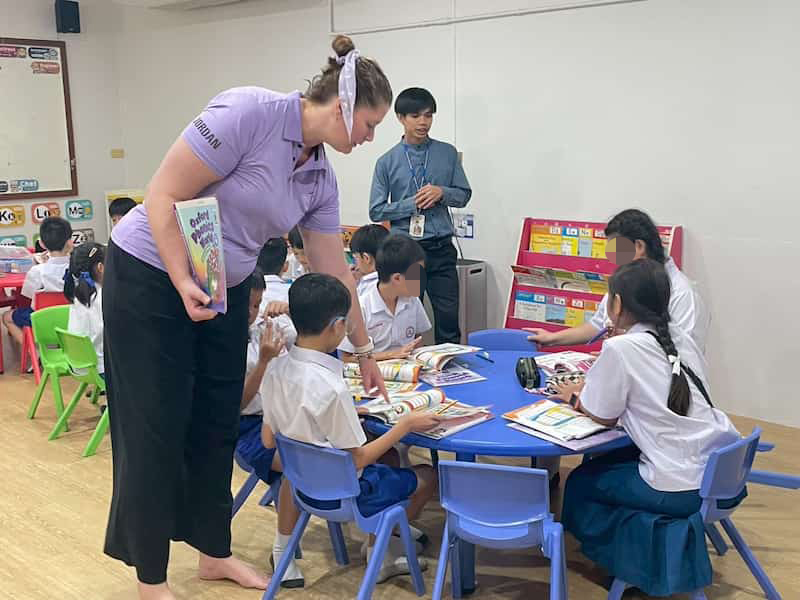 ครูต่างชาติทำกิจกรรมภาษาอังกฤษกับนักเรียน
