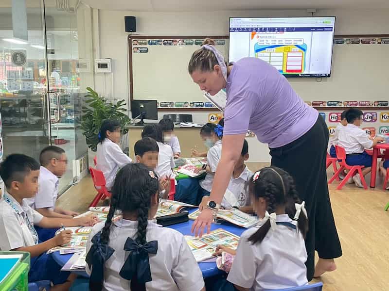 ครูต่างชาติใช้สื่อการสอนในห้องเรียน