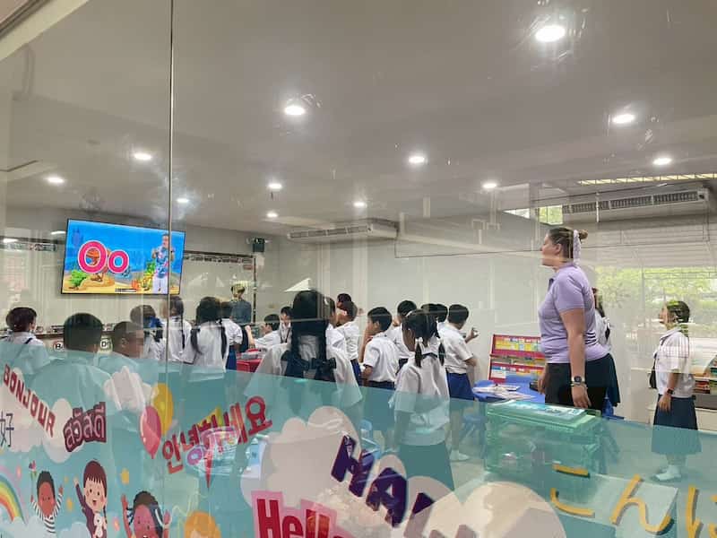 นักเรียนทำกิจกรรมร่วมกับครูต่างชาติ