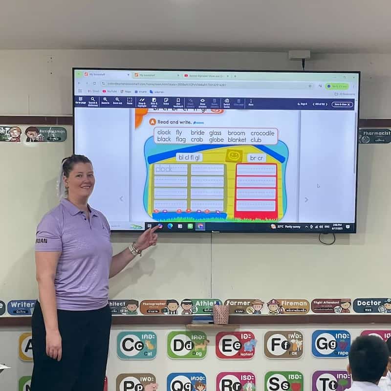 ครูต่างชาติใช้สื่อการสอนในห้องเรียน