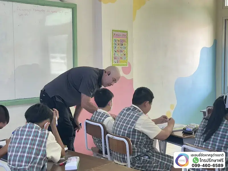 ครูต่างชาติช่วยนักเรียนทำแบบฝึกหัด