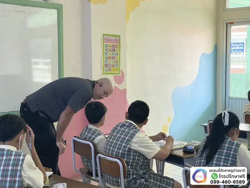 ครูต่างชาติทำกิจกรรมกับนักเรียน