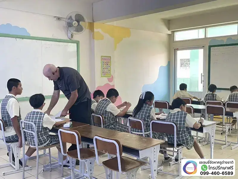 ครูต่างชาติช่วยนักเรียนทำแบบฝึกหัด
