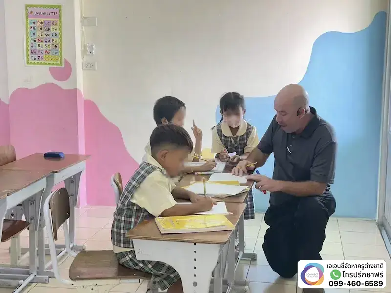 ครูต่างชาติช่วยนักเรียนทำแบบฝึกหัด