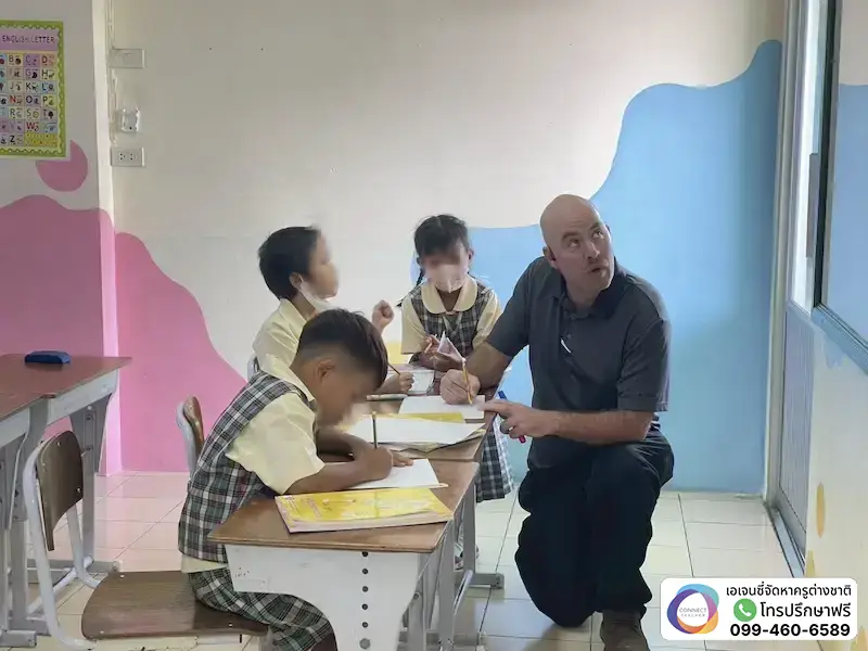 ครูต่างชาติช่วยนักเรียนทำแบบฝึกหัด