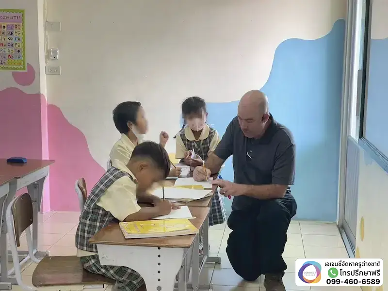 ครูต่างชาติช่วยนักเรียนทำแบบฝึกหัด