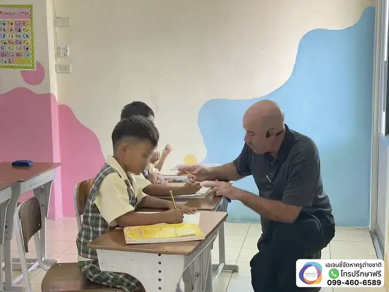 ครูต่างชาติช่วยนักเรียนทำแบบฝึกหัด