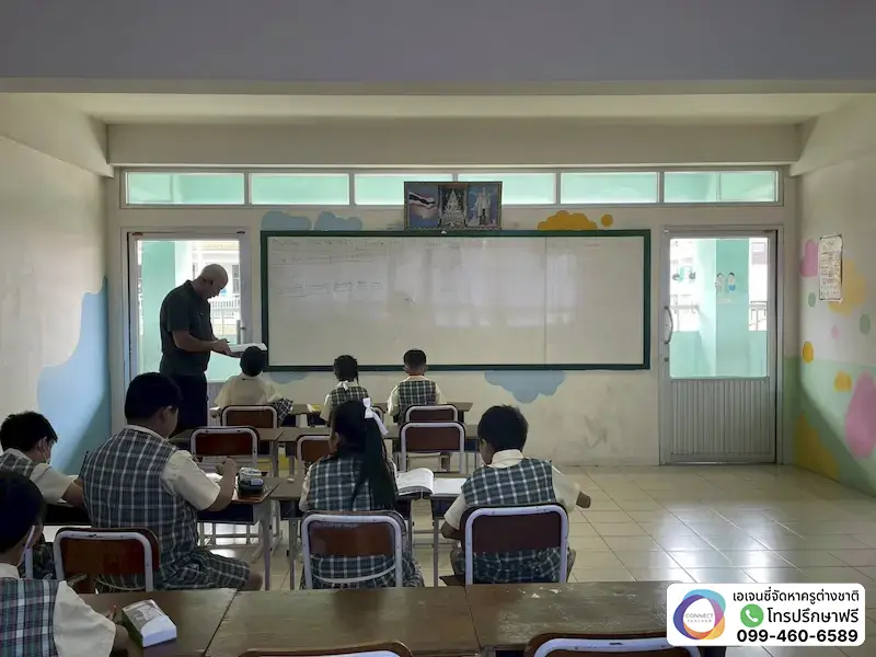 ครูต่างชาติช่วยนักเรียนทำแบบฝึกหัด