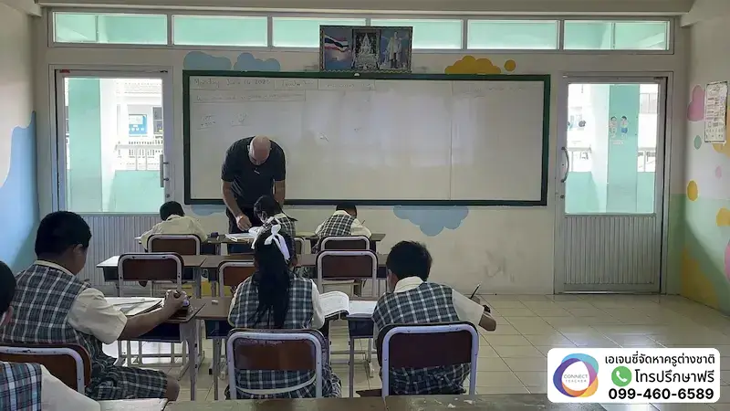 ครูต่างชาติช่วยนักเรียนทำแบบฝึกหัด